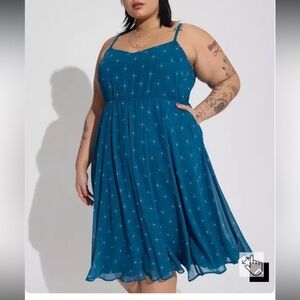 TORRID Women’s Blue White Midi Chiffon Pleated Dress Size 4. ((B4))